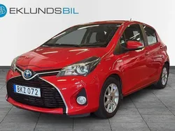Röd Begagnad 2016 Toyota Yaris Hybrid Active Halvkombi | 119 900 kr (Marknadspris)