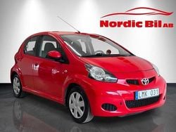 Röd Begagnad 2009 Toyota Aygo Halvkombi | 39 900 kr (Lite dyr)