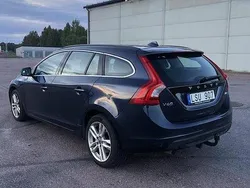 Blå Begagnad 2013 Volvo V60 Momentum Kombi | 72 000 kr (Marknadspris)