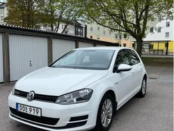 Vit Begagnad 2015 VW Golf VII Halvkombi | 104 900 kr (Marknadspris)