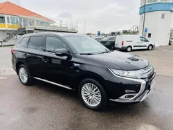 Svart Begagnad 2020 Mitsubishi Outlander P-HEV SUV | 259 990 kr (Marknadspris)