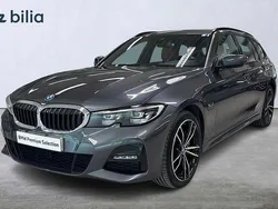 Grå (mineralgrå metallic) Begagnad 2022 BMW 330e M Sport Kombi | 384 900 kr (Lite dyr)