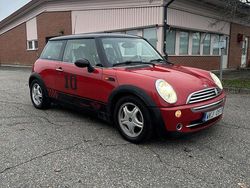 Röd Begagnad 2005 Mini Cooper Halvkombi | 28 900 kr (Superpris)