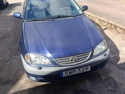 Blå Begagnad 2001 Toyota Avensis Halvkombi | 10 000 kr (Marknadspris)