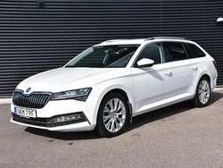 Vit Begagnad 2021 Skoda Superb Business Line Kombi | 249 900 kr (Bra pris)