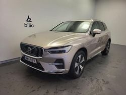 Ljusgrå (grå) Begagnad 2024 Volvo XC60 Plus SUV | 599 500 kr (Marknadspris)