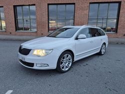 Vit Begagnad 2011 Skoda Superb Elegance Kombi | 46 000 kr (Bra pris)