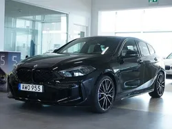 Svart Begagnad 2023 BMW M135 Comfort Edition Halvkombi | 479 800 kr