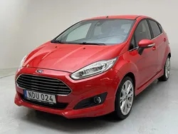 Röd Begagnad 2016 Ford Fiesta Titanium Halvkombi | 79 800 kr (Bra pris)