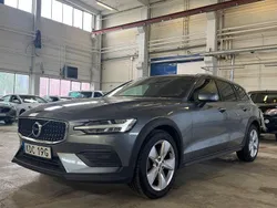 Grå Begagnad 2019 Volvo V60 CC Momentum Kombi | 284 900 kr (Marknadspris)