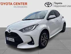 Vit Begagnad 2022 Toyota Yaris Hybrid Active Halvkombi | 204 900 kr (Bra pris)