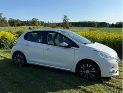 Vit Begagnad 2013 Peugeot 208 Halvkombi | 50 000 kr (Marknadspris)