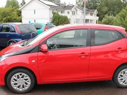 Röd Begagnad 2021 Toyota Aygo X-play Halvkombi | 79 900 kr (Superpris)