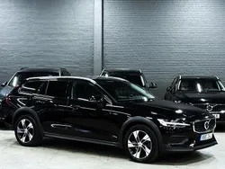 Svart Begagnad 2022 Volvo V60 CC Momentum Kombi | 219 900 kr (Marknadspris)