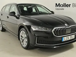 Svart (ebony black metallic) Ny 2025 Skoda Superb Selection Kombi | 417 900 kr (Bra pris)