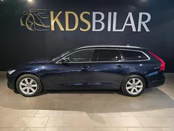Mörkblå (blå) Begagnad 2017 Volvo V90 Momentum Kombi | 189 500 kr (Marknadspris)