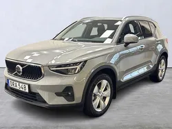 Grå Begagnad 2023 Volvo XC40 Core SUV | 349 900 kr (Marknadspris)