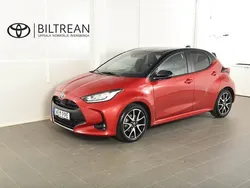 Röd (röd bitone) Begagnad 2021 Toyota Yaris Hybrid Style Halvkombi | 219 900 kr (Marknadspris)