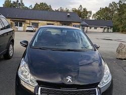 Svart Begagnad 2015 Peugeot 208 Halvkombi | 60 000 kr (Marknadspris)