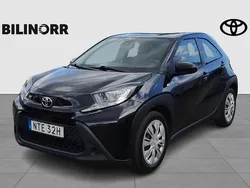 Svart Begagnad 2022 Toyota Aygo Play Halvkombi | 169 900 kr (Marknadspris)