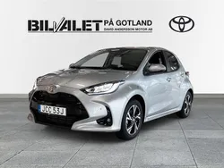 Silver Ny 2025 Toyota Yaris Hybrid Halvkombi | 298 800 kr (Marknadspris)