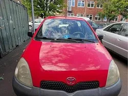 Röd Begagnad 2001 Toyota Yaris Halvkombi | 18 500 kr (Marknadspris)