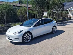 Vit Begagnad 2020 Tesla Model 3 Standard Range Plus Sedan | 245 000 kr (Marknadspris)