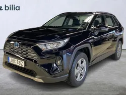 Svart Begagnad 2022 Toyota RAV4 Hybrid Active SUV | 369 900 kr (Marknadspris)