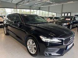 Svart Begagnad 2019 Volvo V60 Momentum Kombi | 209 900 kr (Marknadspris)