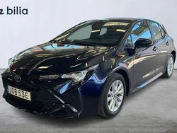 Mörkblå Begagnad 2024 Toyota Corolla Hybrid Active Halvkombi | 329 900 kr (Lite dyr)