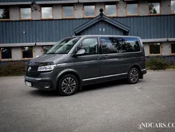 Grå Begagnad 2022 VW Multivan Highline Minibuss | 749 900 kr (Marknadspris)