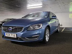 Blå Begagnad 2015 Volvo V60 Summum Kombi | 114 999 kr (Marknadspris)