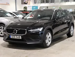 Svart Begagnad 2022 Volvo V60 CC Momentum Kombi | 269 900 kr (Bra pris)