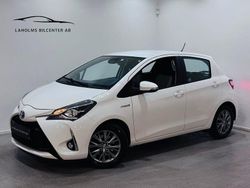Vit Begagnad 2018 Toyota Yaris Hybrid Active Halvkombi | 124 900 kr (Marknadspris)