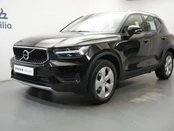 Svart Begagnad 2022 Volvo XC40 Momentum SUV | 274 900 kr (Marknadspris)