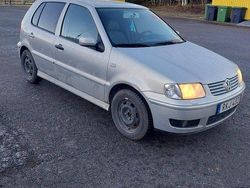 Grå Begagnad 2000 VW Polo Comfortline Halvkombi | 20 000 kr