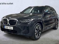 Grå Begagnad 2022 BMW iX3 SUV | 384 900 kr (Marknadspris)