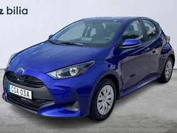 Mörkblå Begagnad 2024 Toyota Yaris Hybrid Active Halvkombi | 249 900 kr (Marknadspris)
