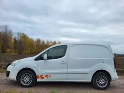 Vit Begagnad 2016 Peugeot Partner Minibuss | 79 900 kr (Marknadspris)