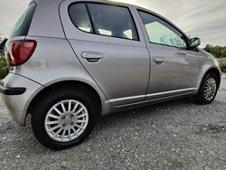 Grå Begagnad 2003 Toyota Yaris Halvkombi | 24 000 kr (Lite dyr)