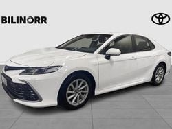 Vit Begagnad 2022 Toyota Camry Hybrid Active Sedan | 339 900 kr (Marknadspris)