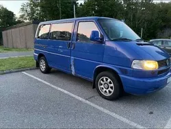 Blå Begagnad 2001 VW Caravelle Minibuss | 45 000 kr