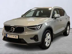 Grå Begagnad 2024 Volvo XC40 Core SUV | 349 900 kr (Marknadspris)