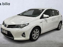 Vit Begagnad 2013 Toyota Auris Hybrid Active Halvkombi | 109 900 kr (Marknadspris)
