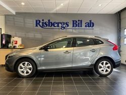 Grå Begagnad 2014 Volvo V40 CC Momentum Kombi | 124 900 kr (Marknadspris)