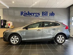 Grå Begagnad 2014 Volvo V40 CC Momentum Kombi | 124 900 kr (Marknadspris)