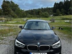 Svart Begagnad 2016 BMW 118 Advantage Halvkombi | 129 000 kr (Marknadspris)