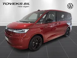 Röd (fortanaröd metallic) Ny 2025 VW T7 Life Van | 799 000 kr (Bra pris)
