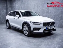 Vit Begagnad 2022 Volvo V60 CC Momentum Kombi | 304 800 kr (Superpris)
