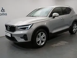 Grå Begagnad 2023 Volvo XC40 Core SUV | 349 900 kr (Marknadspris)